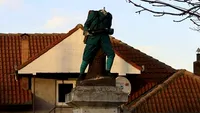 Nu e banc cu olteni! Edilii unei comune din Dolj au depus coroane la o statuie fără cap