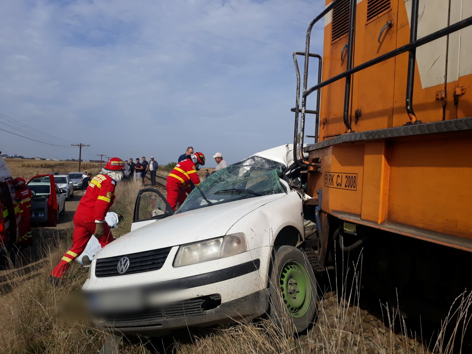 Accident grav în Suceava. Două persoane au murit, după ce mașina în care se aflau a fost spulberată de tren| VIDEO