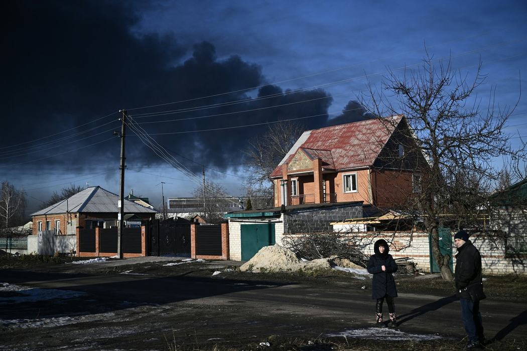 Fum deasupra aeroportului militar din Chuguyev, lângă Harkiv, pe 24 februarie 2022. (Sursa foto: profimedia.ro)