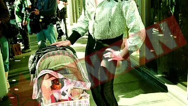 Isi plimba cainele ca pe un bebelus