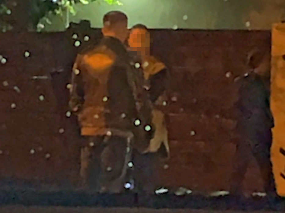 Cei doi tineri discută aprins (SURSA FOTO: CANCAN.RO)