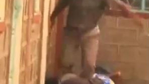 VIDEO Batuta cu cruzime! O femeie din Kenya a fost lovita cu piciorul numai in gura de sotul prins ca o insela!