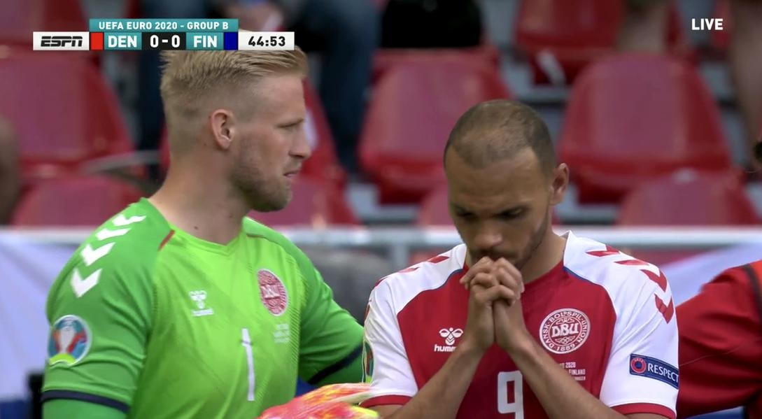 Momente dramatice pe teren. Meciul Danemarca-Finlanda a fost suspendat. Jucătorul danez Christian Eriksen a căzut la pământ