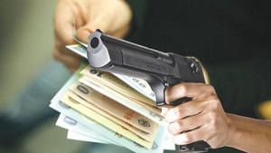 Jaf armat la o bancă din Capitală, hoţul a plecat cu bani