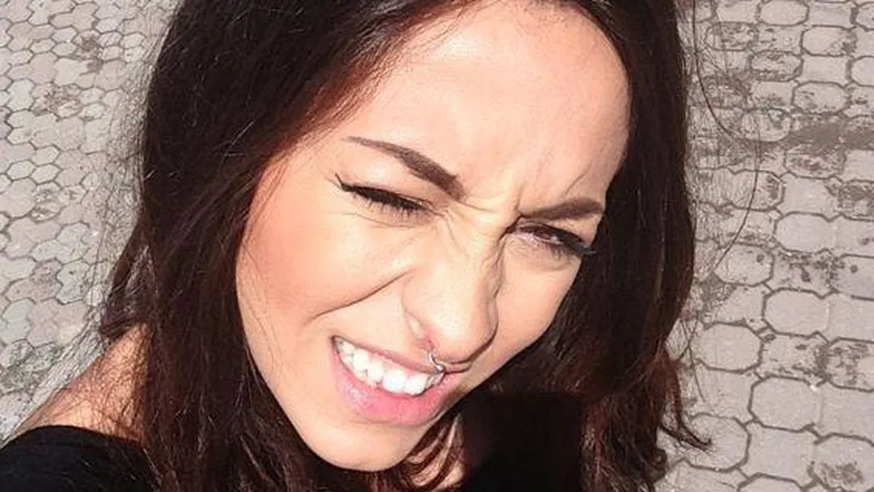 Ruby i-a gasit o intrebuintare carligului din nas! Da click sa vezi imaginile socante cu un peste si piercing-ul vedetei