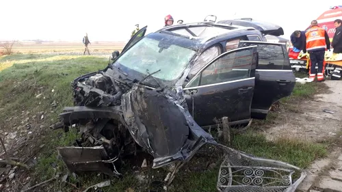 Accident grav în Bistrița-Năsăud, după ce o mașină a intrat în capul unui pod! Un mort și trei răniți