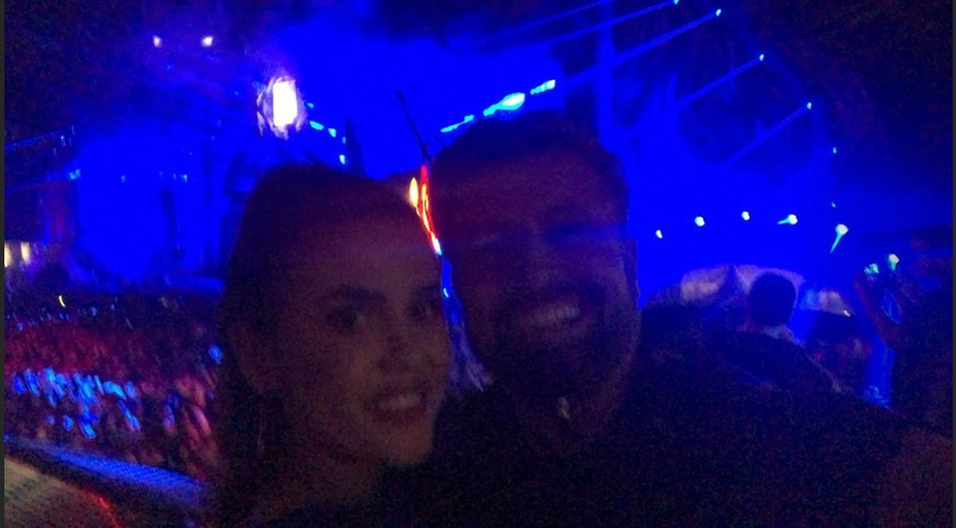 Cătălin Botezatu, sărutat cu patos de o brunetă focoasă la Untold! Imagini senzaționale din zona VIP a celebrului festival