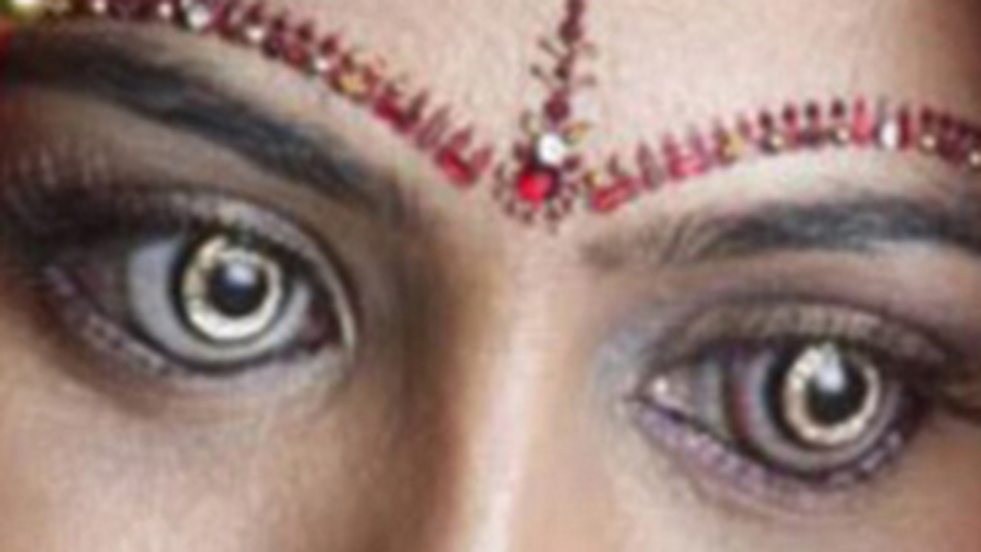 Un indian a creat lentilele de contact cu aur si diamante