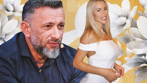 Ema Karter şi bossul de la RXF fac nuntă în mare secret. Spre dezamăgirea domnilor, fosta actriţă de filme pentru adulţi își pune pirostriile