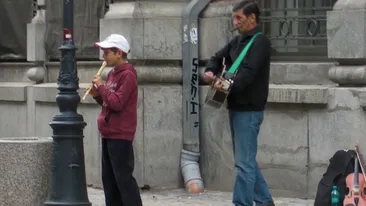 Pustiul care a impresionat o tara intreaga la Romanii au talent cantand la fluier cerseste in Centrul Vechi al Capitalei!