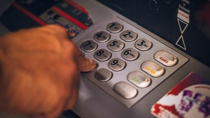 Banca din România de unde poți scoate bani de la ATM fără card. Aplicația care-i va ajuta pe clienții unității bancare