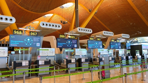 Avertisment pentru turiștii români. Întârzieri masive și cozi uriașe în aeroporturile din Spania