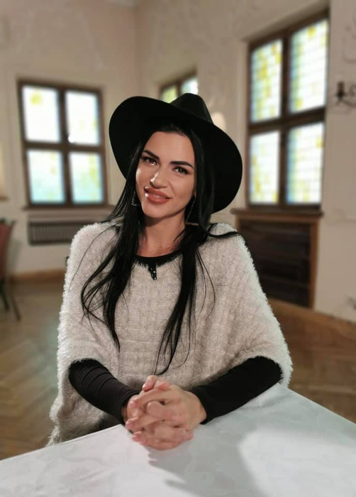 Cunoscuta prezentatoare TV a divorțat în secret! A semnat actele la notar după ce s-a siliconat din cap până-n picioare!