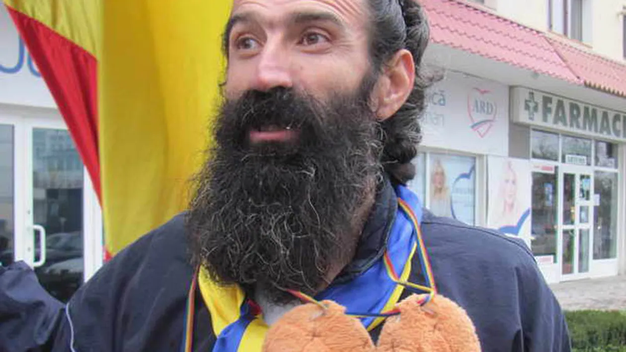 Momente cumplite pentru stegarul din Piata Universitatii! Cezar Avramuta, dus la Spitalul de Psihiatrie!