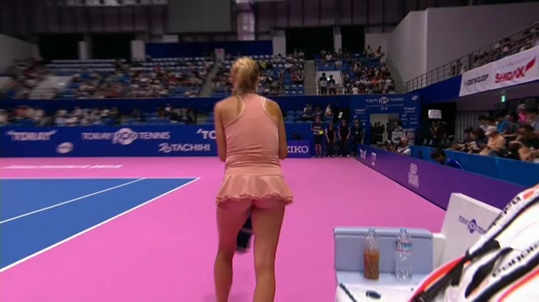 Tenismena Camila Giorgi a jucat la Tokyo cu fundulețul la vedere!