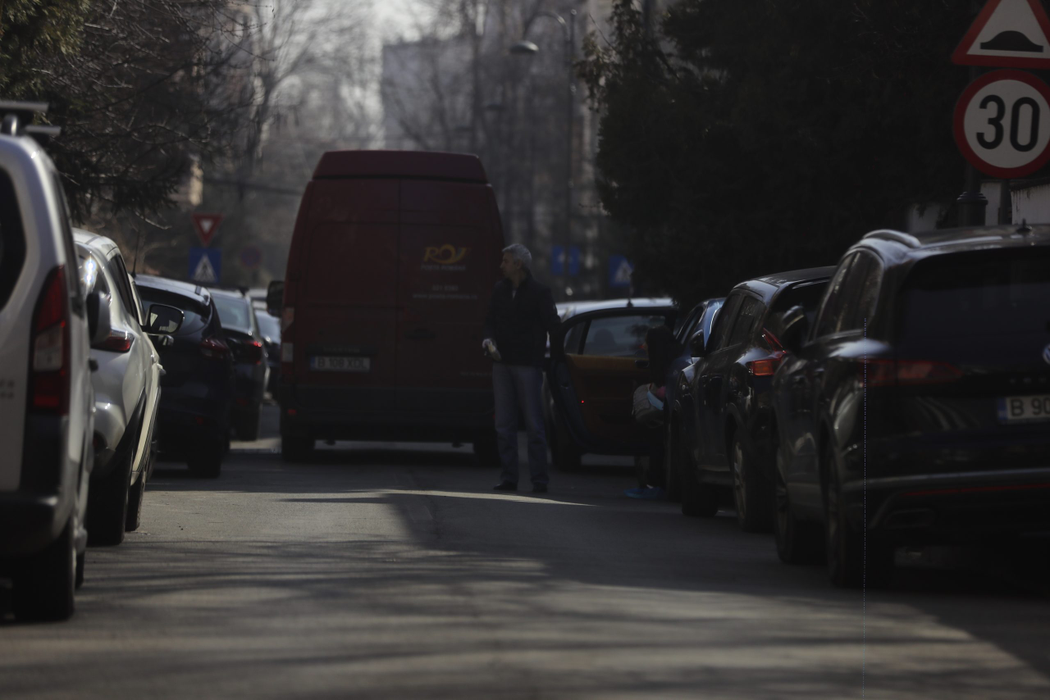 Dan Diaconescu, în fața vilei sale după ce și-a luat fiica de la școală