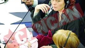 S-a dus cu bebelusul in Parlament