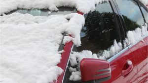 Cum să dezgheţi maşina, în doar câteva minute! Nu arunca niciodată apă fierbinte pe parbriz