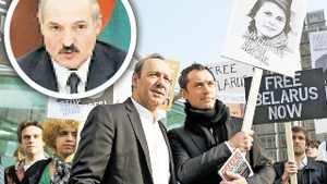 Kevin Spacey si Jude Law au protestat contra ultimului dictator din Europa