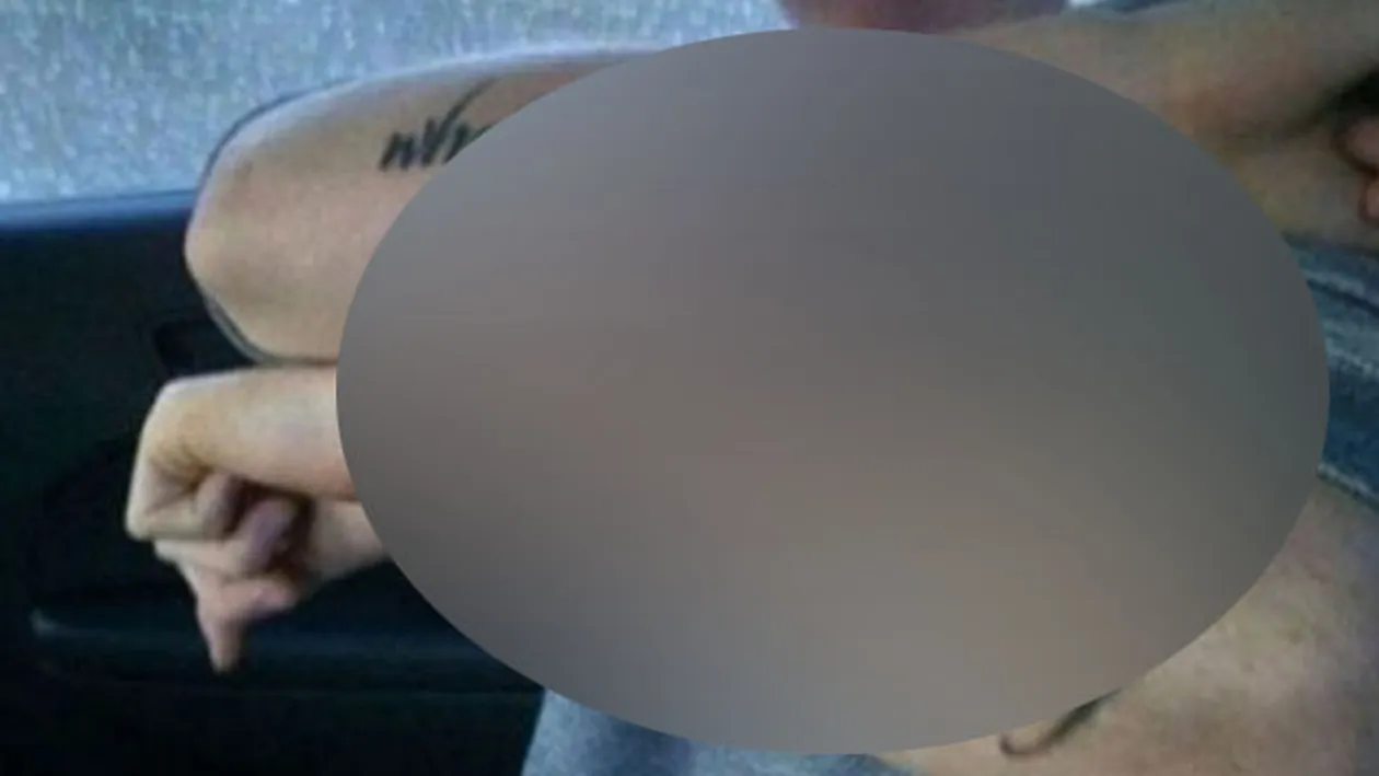 Si penibil si agramat! Ce si-a tatuat un tanar pe maini. A demonstrat ca e analfabet