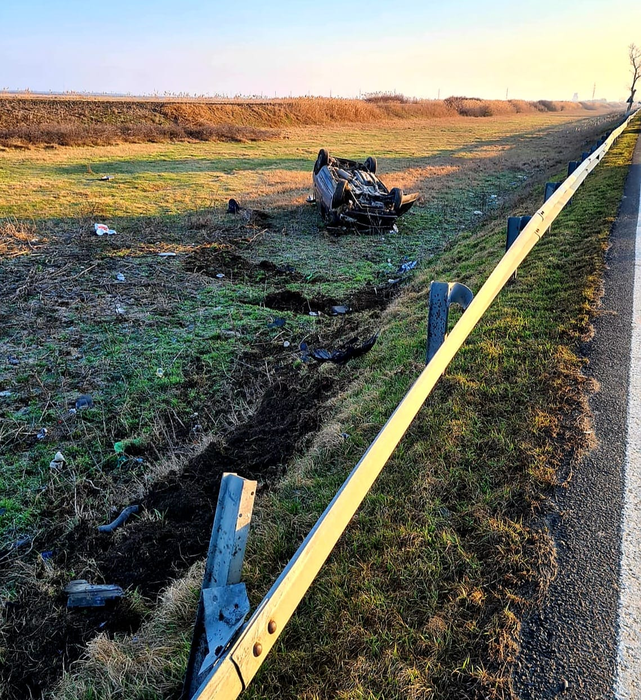 8 oameni și-au văzut moartea cu ochii, după ce mașinile în care erau au fost implicate în două accidente pe un drum din Ialomița, Unul dintre autoturisme s-a răsturnat pe câmp