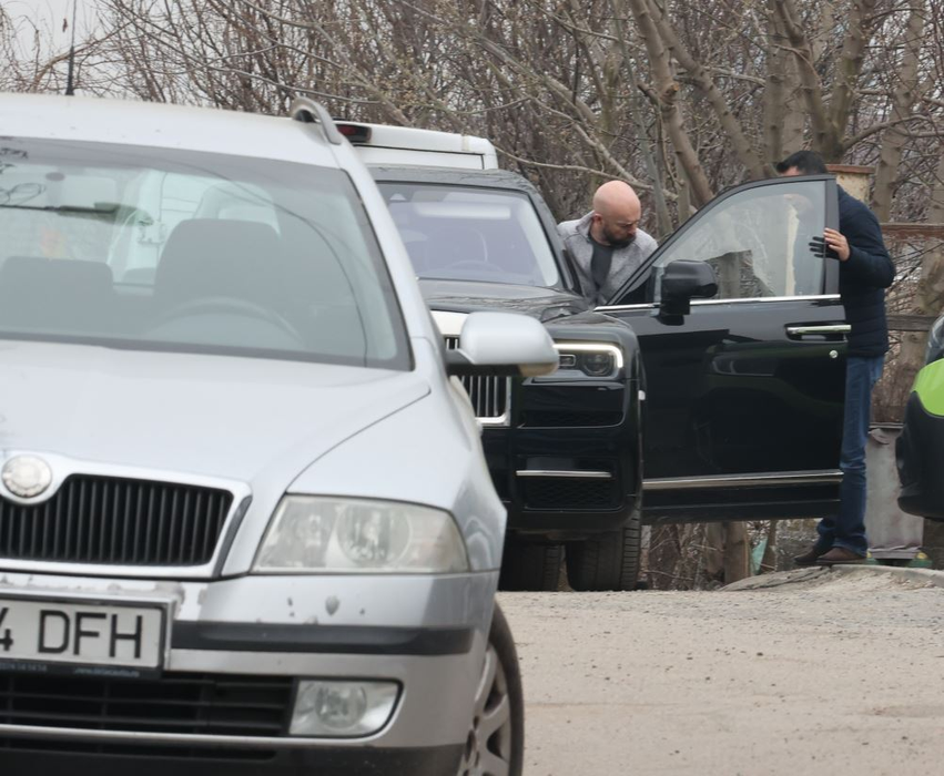 Unul dintre apropiații "Regelui brutarilor" se urcă la volanul Rolls-ului (Foto: CANCAN.RO)