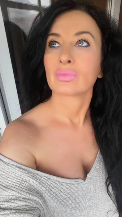 Aurelia Dospina încinge imaginaţia bărbaţilor pe Facebook, pozând provocator ca o adevărată bombă sexy!