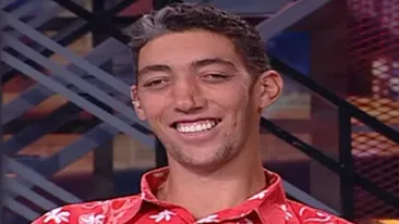 Toti par pitici pe lângă el! Cel mai inalt om din lume poartă 60 la picior si are o singură nemultumire legată de statura lui