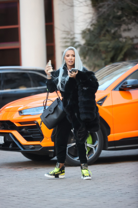 Loredana Chivu și-a dat jos blana, să poată "prelua" mai ușor coletele (Foto: CANCAN.RO)