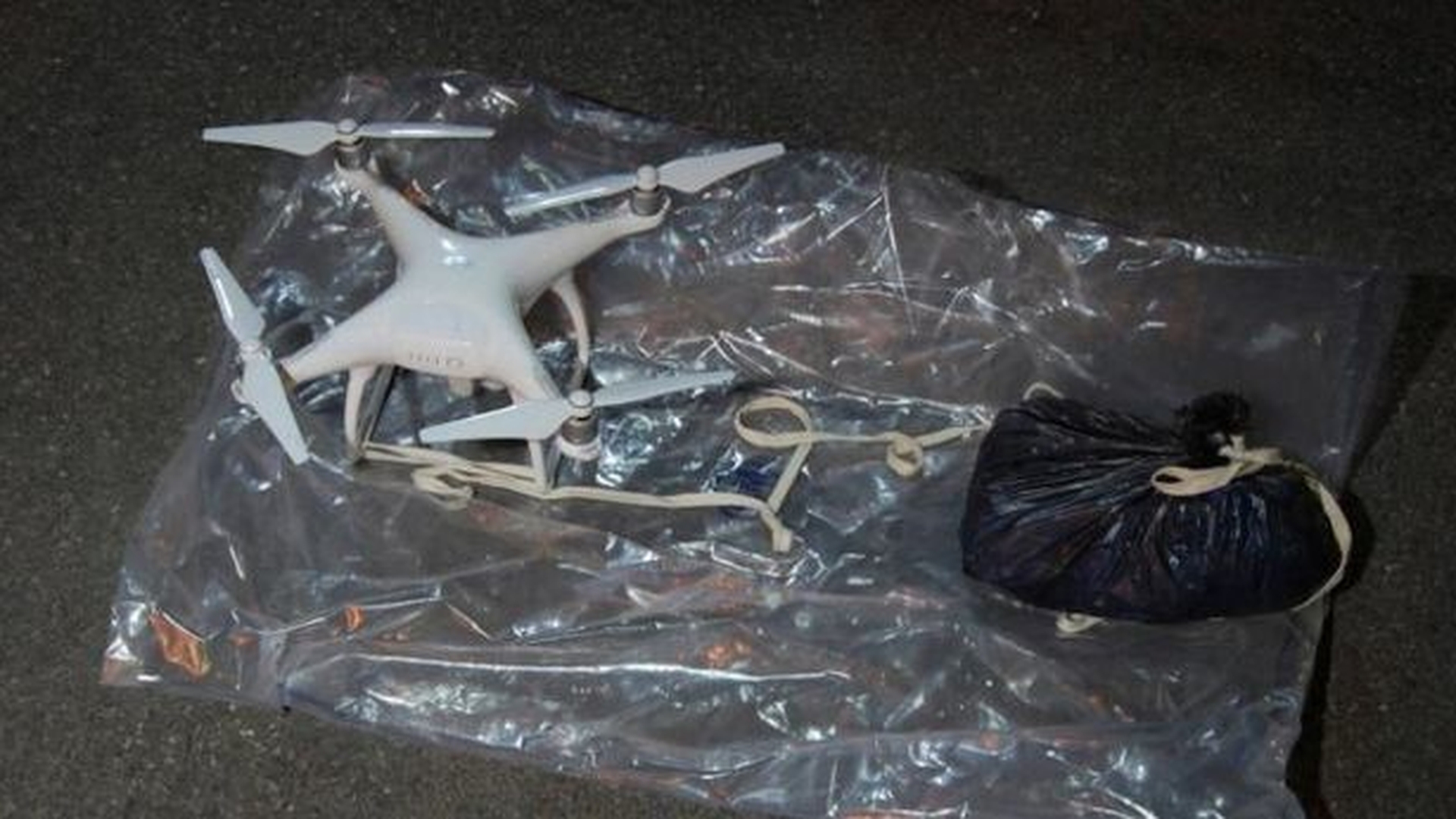 Poliţiştii au descoperit droguri transportate cu drone la o închisoare