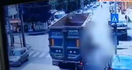 Momentul șocant în care un bătrân este izbit de un camion, la Câmpulung Muscel! Bărbatul a traversat nergulamentar