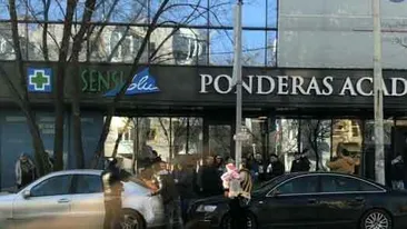 Imagini revoltătoare în Băneasa. Cum işi iau micul dejun o gaşcă de rromi!