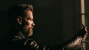 Actorul violator se costuma de fiecare dată când ieșea la „vânătoare”. Bărbatul a urmărit zeci de femei, ascuns în întuneric. VIDEO