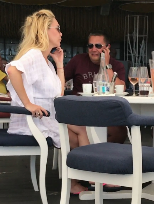 Sergiu şi Irina discută la telefon în acelaşi timp