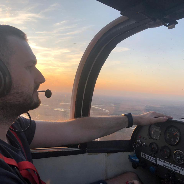 El este pilotul mort în accidentul aviatic din Arad. Ce spuneau prietenii despre el