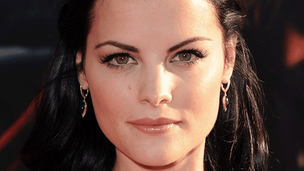 Toata lumea a avut un soc! O vedeta a aparut pe covorul rosu aproape dezbacata! Nu purta chiloti si s-a vazut tot