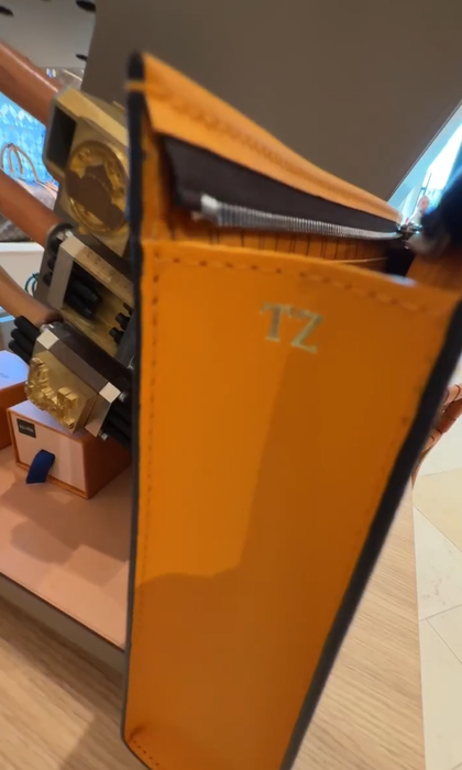 Tzancă Uraganu se scaldă în mare lux! Cât l-a costat noua lui geantă personalizată de la Louis Vuitton
