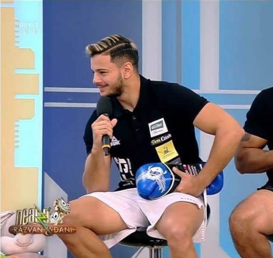 O vedetă de la Antena 1 a fost cerută de soție ca-n filme! Cu o cină la lumina lumânărilor și petale de tradafir peste tot