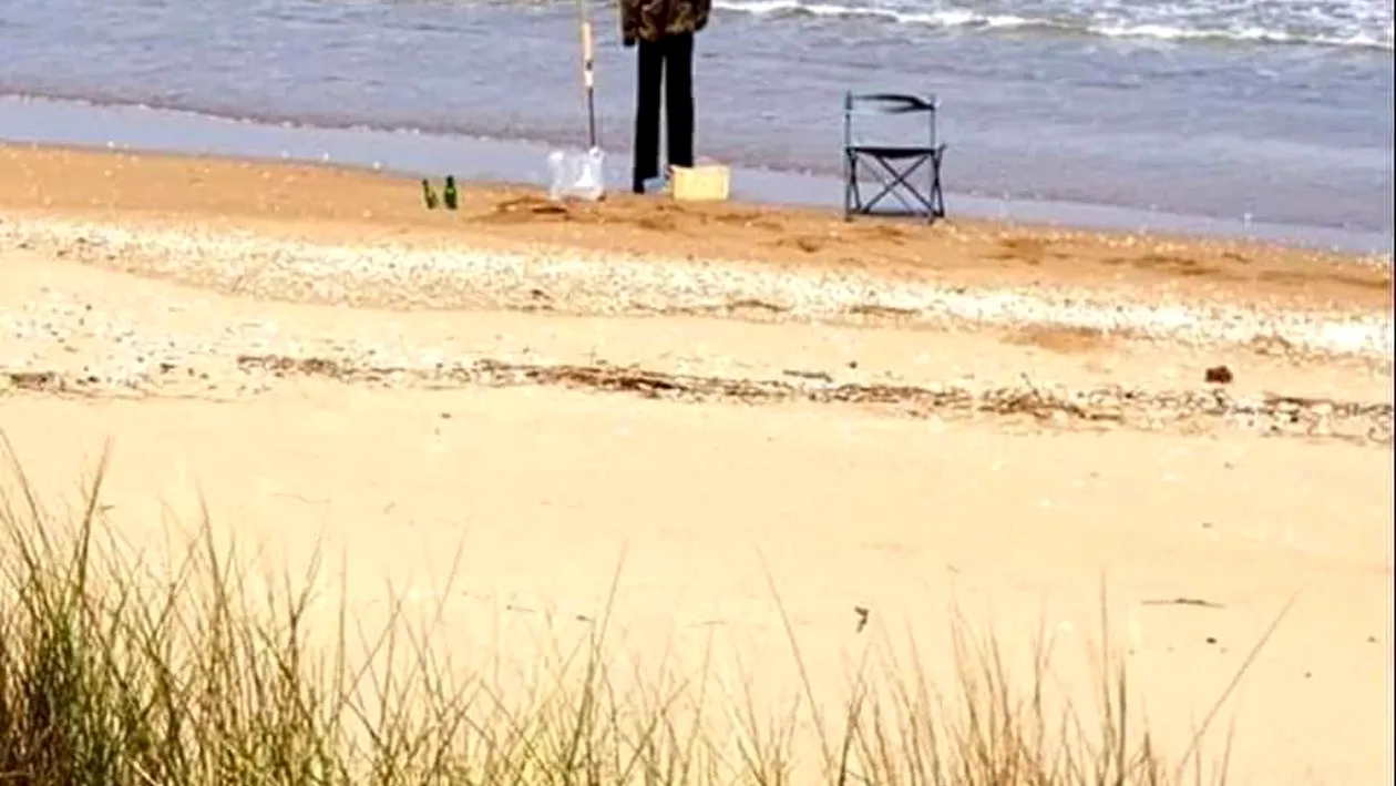 Imagini virale. Polițiștii au vrut să amendeze un bărbat pe o plajă, dar au avut parte de un șoc atunci când au ajuns lângă el