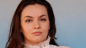 CANCAN te face vedeta! Am gasit-o pe cea mai sexy "tocilara" din tara! Cum a ajuns Stefania sa picteze inspirata de fizica cuanta