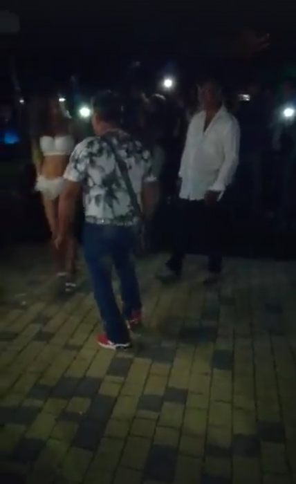 Momentul în care un bărbat este prins de soție în timp ce dansa lasciv cu o brunetă sexy! Imaginile au devenit virale