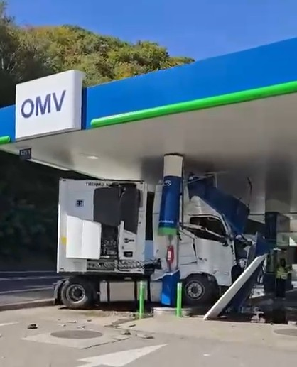 Pericol de explozie pe Valea Oltului! Un TIR a intrat într-o pompă de carburant, iar cabina șoferului este daună totală