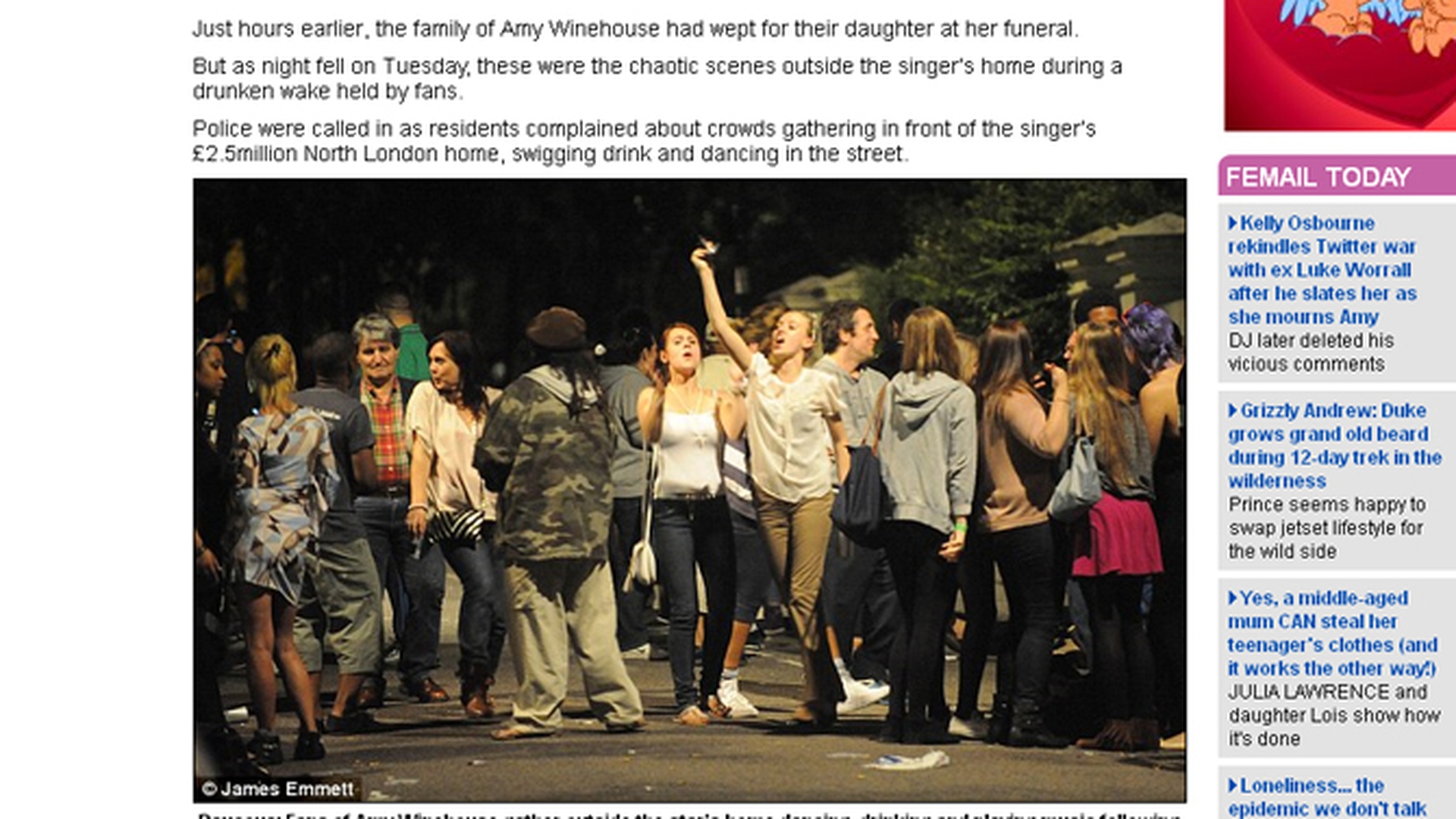 Priveghi cu fani beti in fata casei lui Amy Winehouse dupa incinerarea artistei
