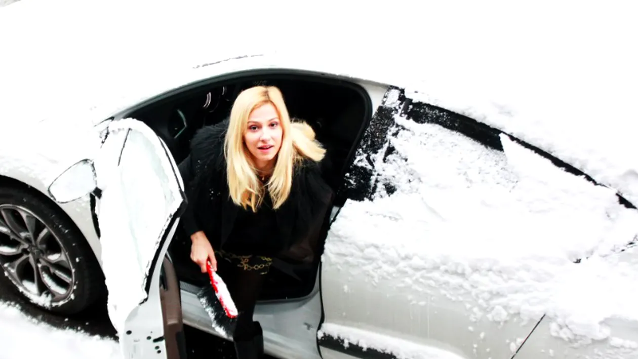 Foarte entuziasmată de prima ninsoare! Dana Rogoz nu renunţă la stil, nici când îşi curăţă maşina de zăpadă!