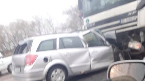 Accident tragic în Argeș. Un autoturism a intrat în coliziune cu un TIR. Șoferul a decedat pe loc