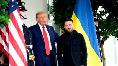 Volodimir Zelenski, îmbrăcat în costum, a ajuns la Mar-a-Lago și a fost întâmpinat de Donald Trump