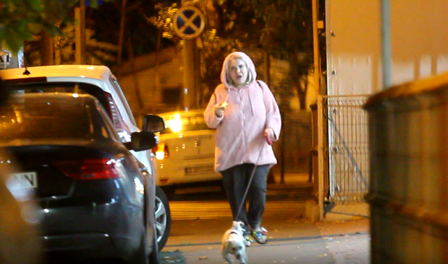 Viorica de la Clejani își păcălește foamea, seara, cu câte un măr