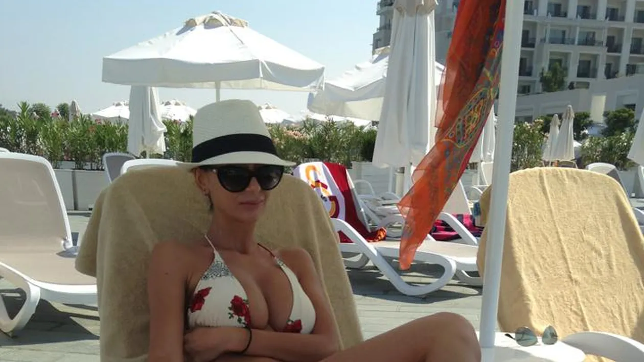 Se distreaza in Turcia ca la ea acasa! Ce vedeta s-a pozat provocator la plaja! Poti sa-i admiri sanii si posteriorul indraznet!