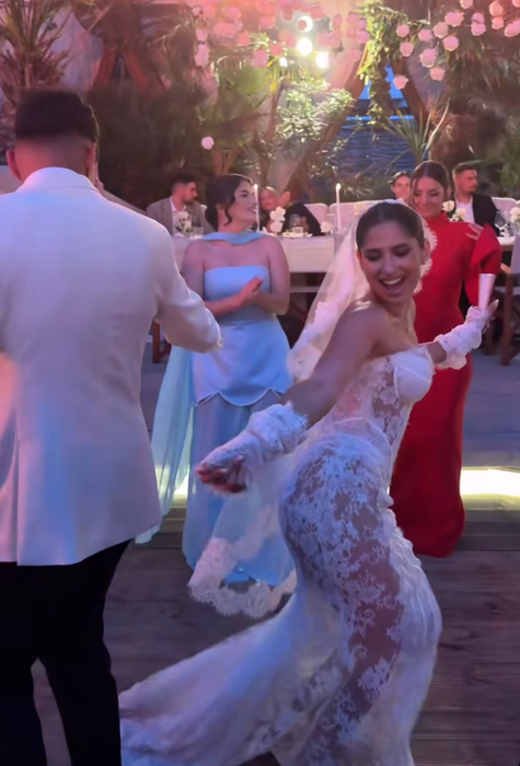 Ioana, rochie de mireasă îndrăzneață! Toți invitații s-au uitat lung la soția lui Florinel Coman