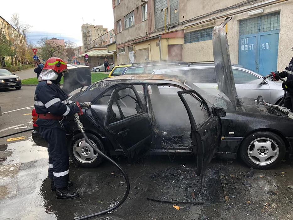 Panică în Satu Mare. O mașină a ars în totalitate, în fața unui bloc!